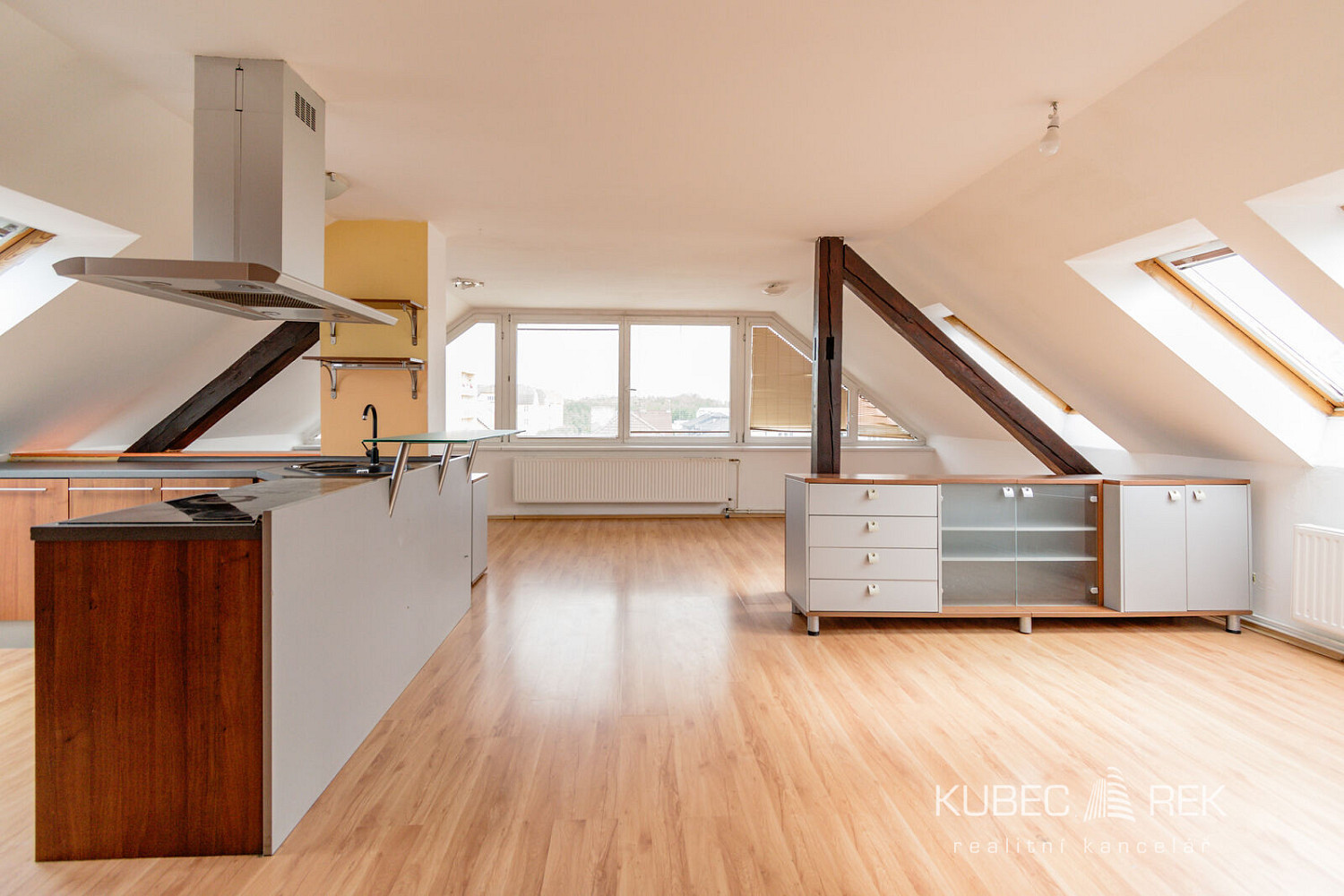 Pronájem bytu 2+kk 66 m² – fotografie 2