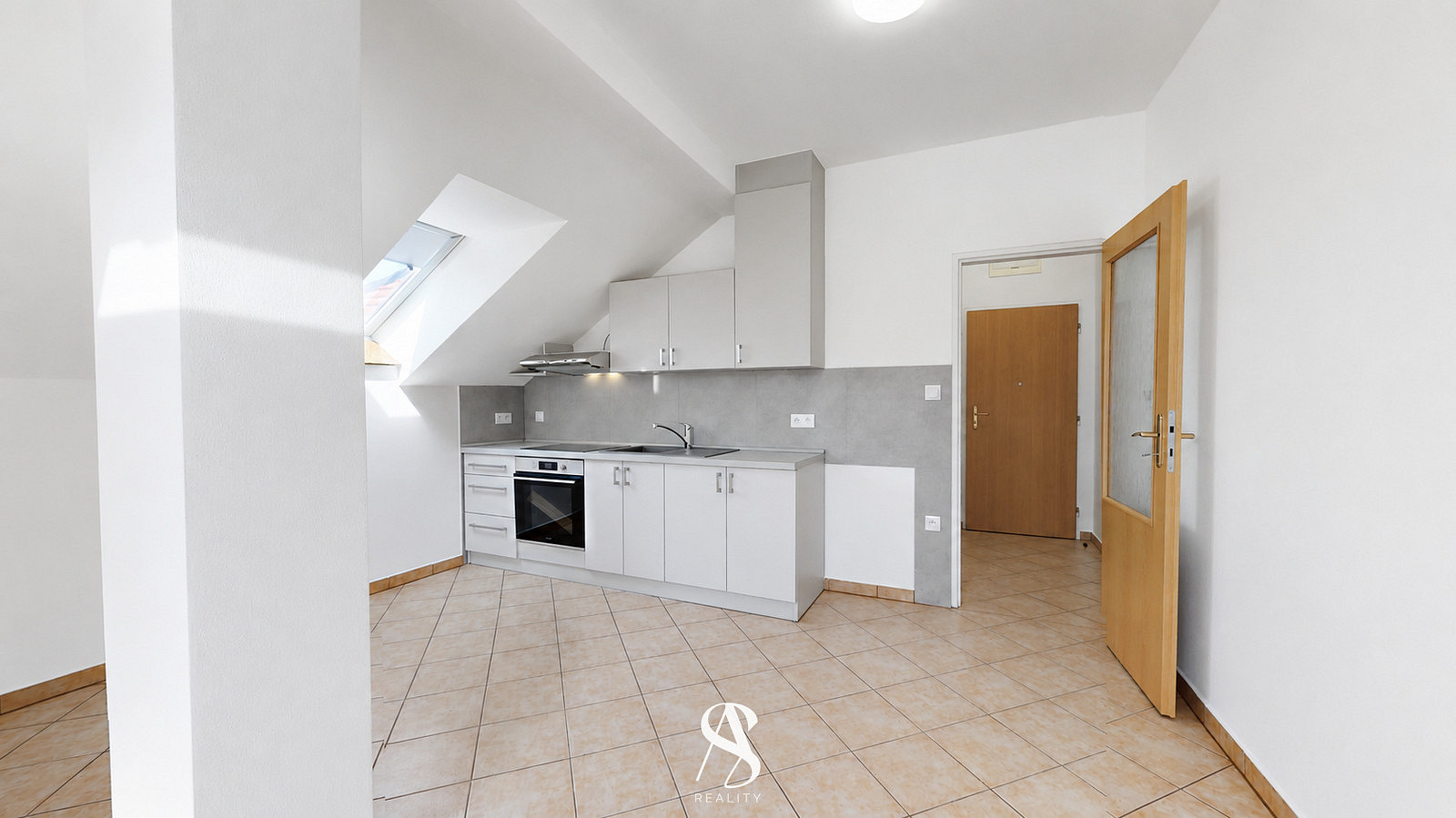Pronájem bytu 1+kk 28 m² – fotografie 2