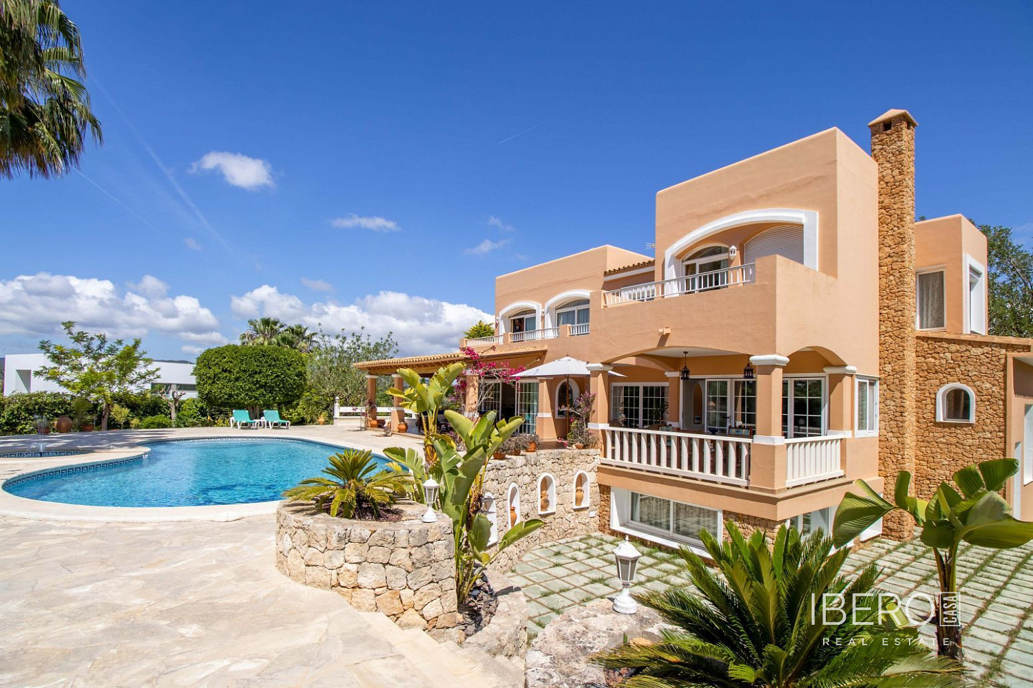Prodej domu 740 m² s pozemkem 2 002 m²