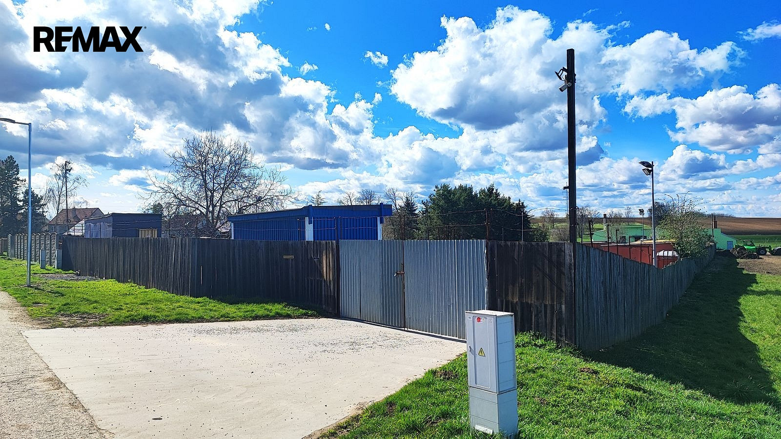 Pronájem komerčního pozemku 1 553 m²
