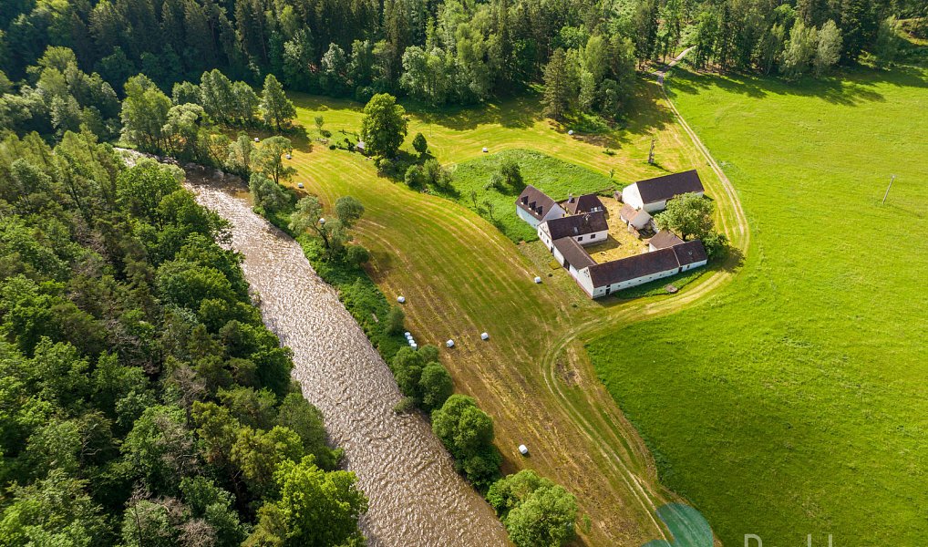 Prodej zemědělského objektu 1 300 m², Dolní Třebonín – náhled fotky 2