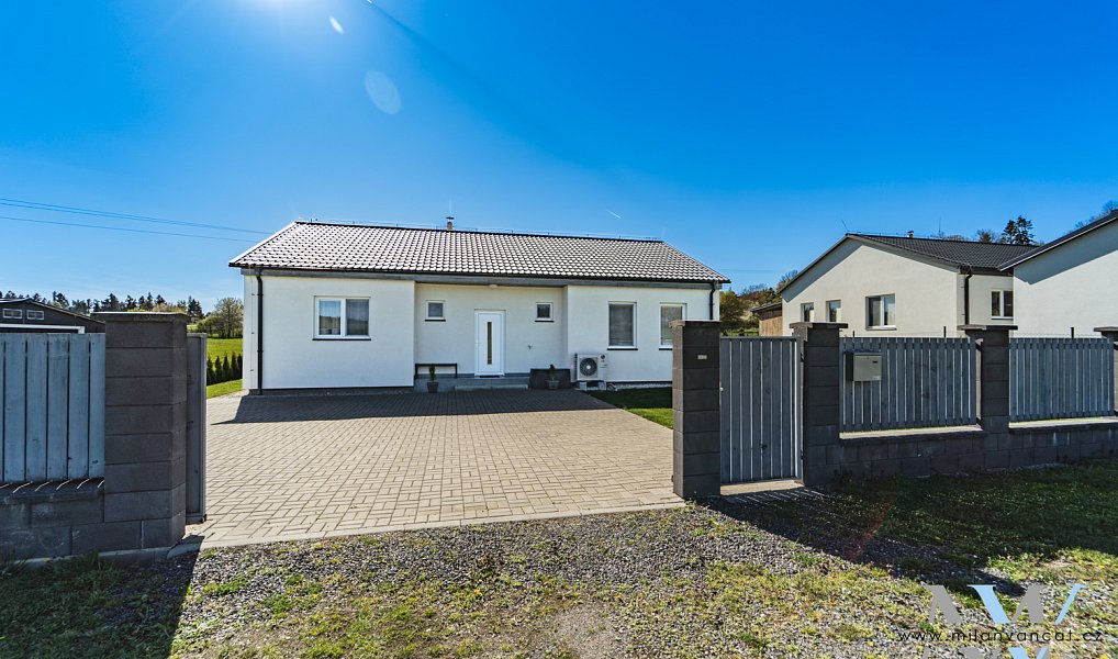 Prodej domu 106 m² s pozemkem 1 942 m², Zalužany – fotka 1 z 29