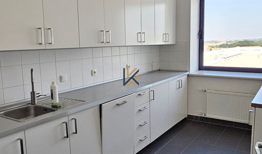 Pronájem kanceláře 555 m², Nupaky – náhled fotky 4