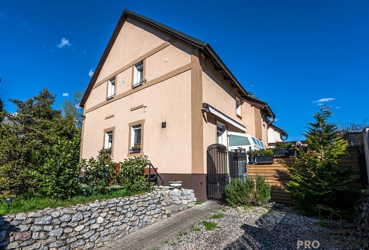 Prodej domu 182 m² s pozemkem 374 m² – fotografie 2