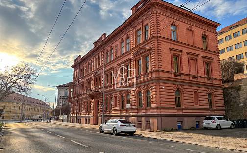 Prodej bytu 2+kk 43 m², Komenského, Hradec Králové