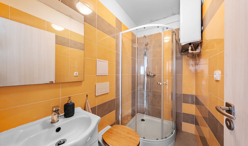 Prodej domu 340 m² s pozemkem 450 m², Jesenice – náhled fotky 23