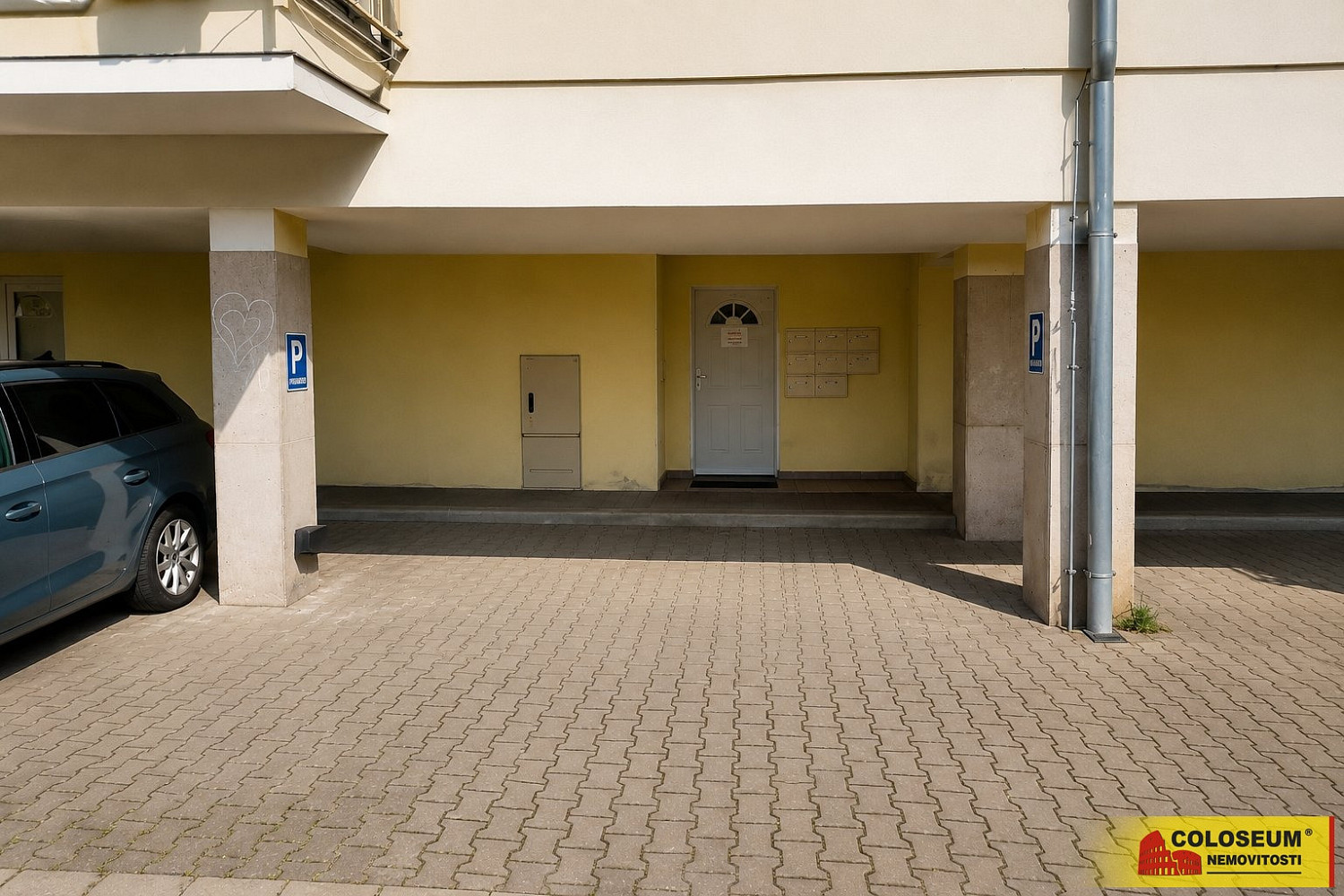 Brno - Šlapanice, pronájem polokrytého parkovacího stání, 60 m2 - parkovací stání
