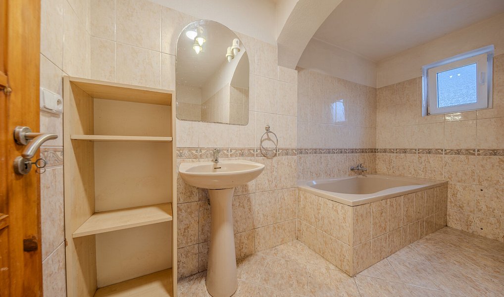 Prodej domu 182 m² s pozemkem 442 m², Komňa – náhled fotky 9