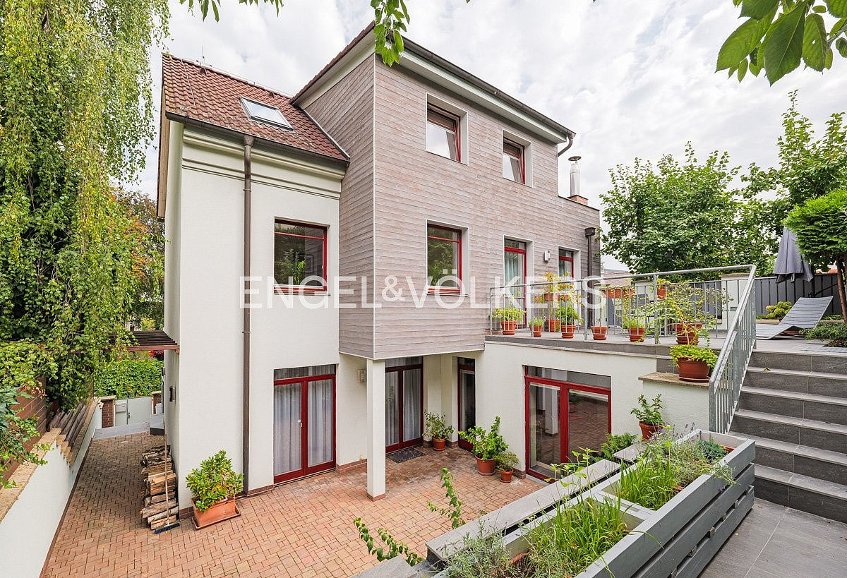 Pronájem domu 351 m² s pozemkem 223 m²