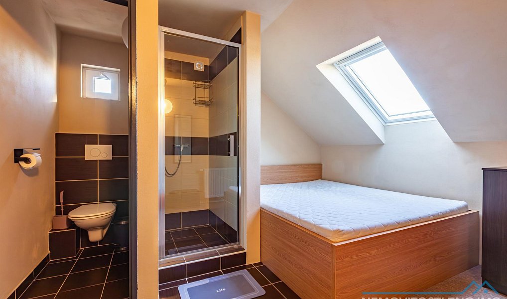 Prodej ubytovacího objektu 390 m², Vrbovec – náhled fotky 18