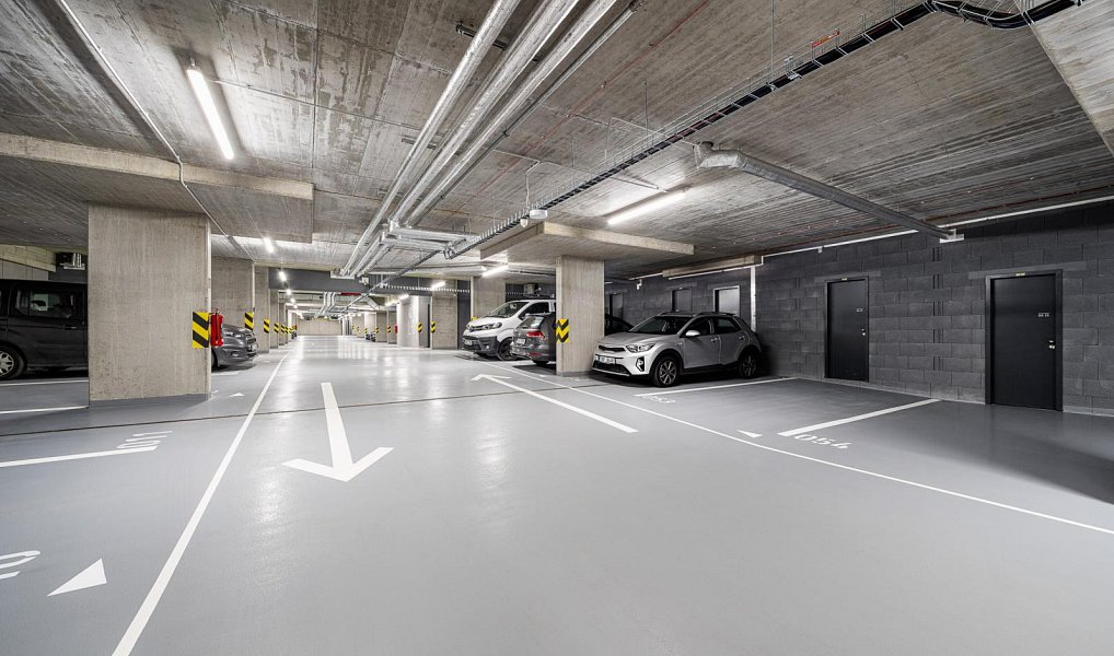 Vnitřní garážové stání v novostavbě bezpečné parkování v moderním rezidenčním projektu, Praha – náhled fotky 2