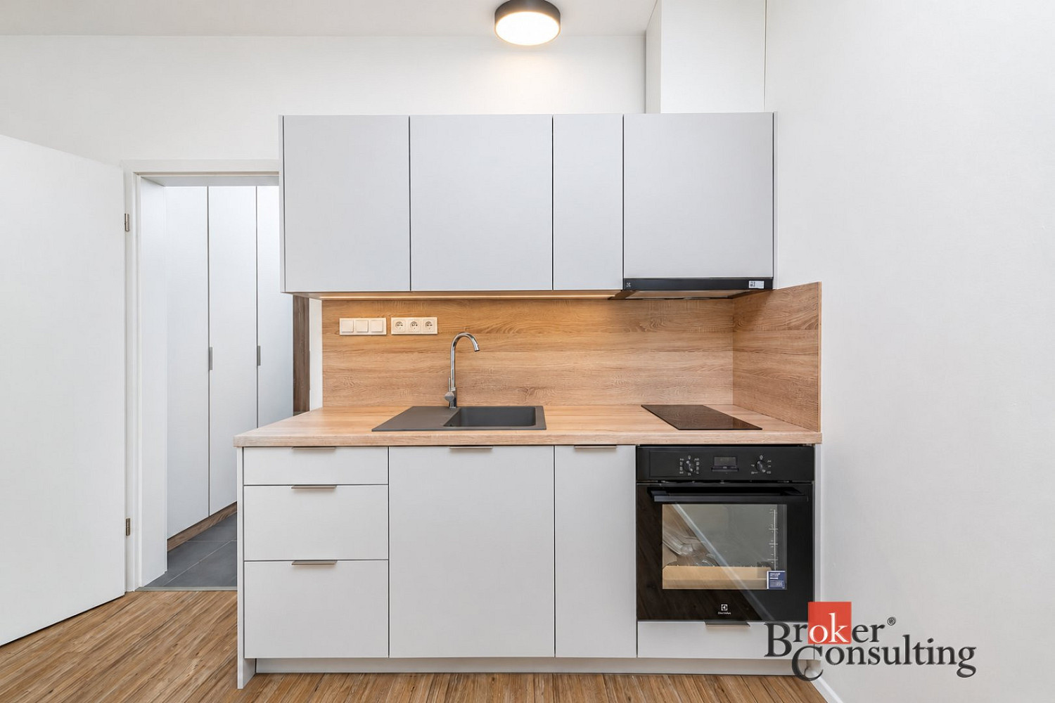 Pronájem bytu 1+kk 30 m² – fotografie 3