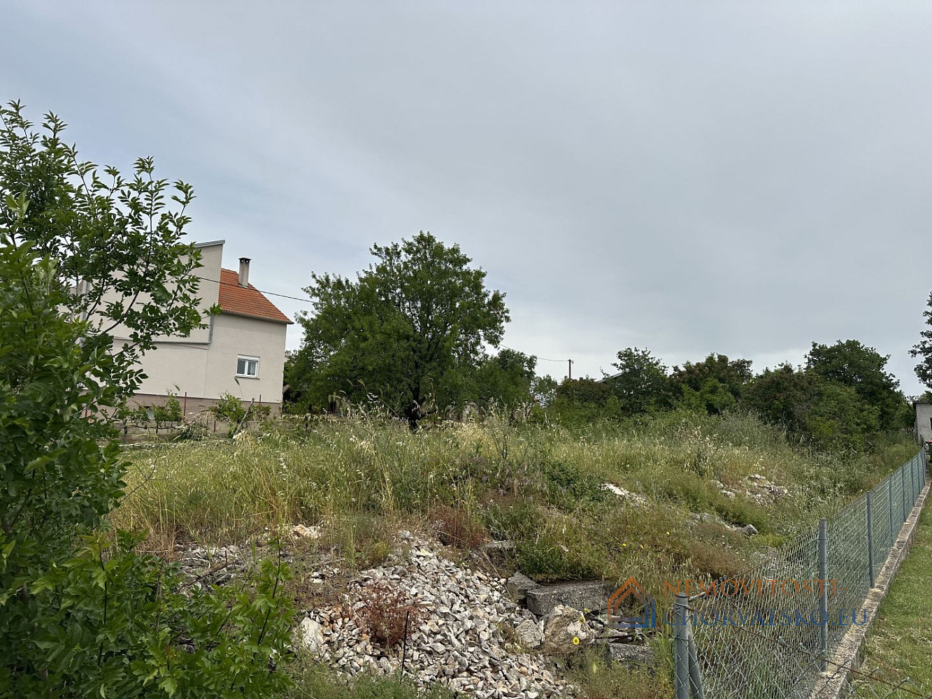 Prodej stavebního pozemku 2 674 m² – pohled 2