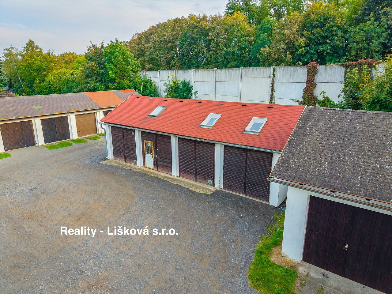 PRODEJ 4 PROPOJENÝCH GARÁŽÍ 120 m2 + KANCELÁŘ, ZÁZEMÍ A MANIPULAČNÍ PLOCHA BYSTŘANY – fotografie 3