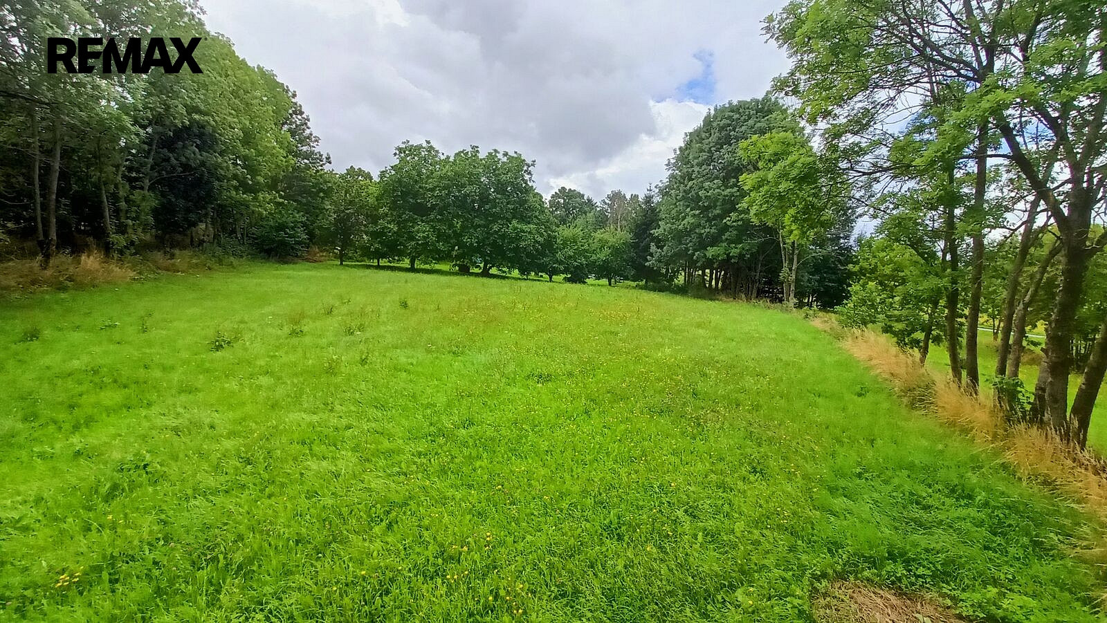 Prodej stavebního pozemku 1 913 m²