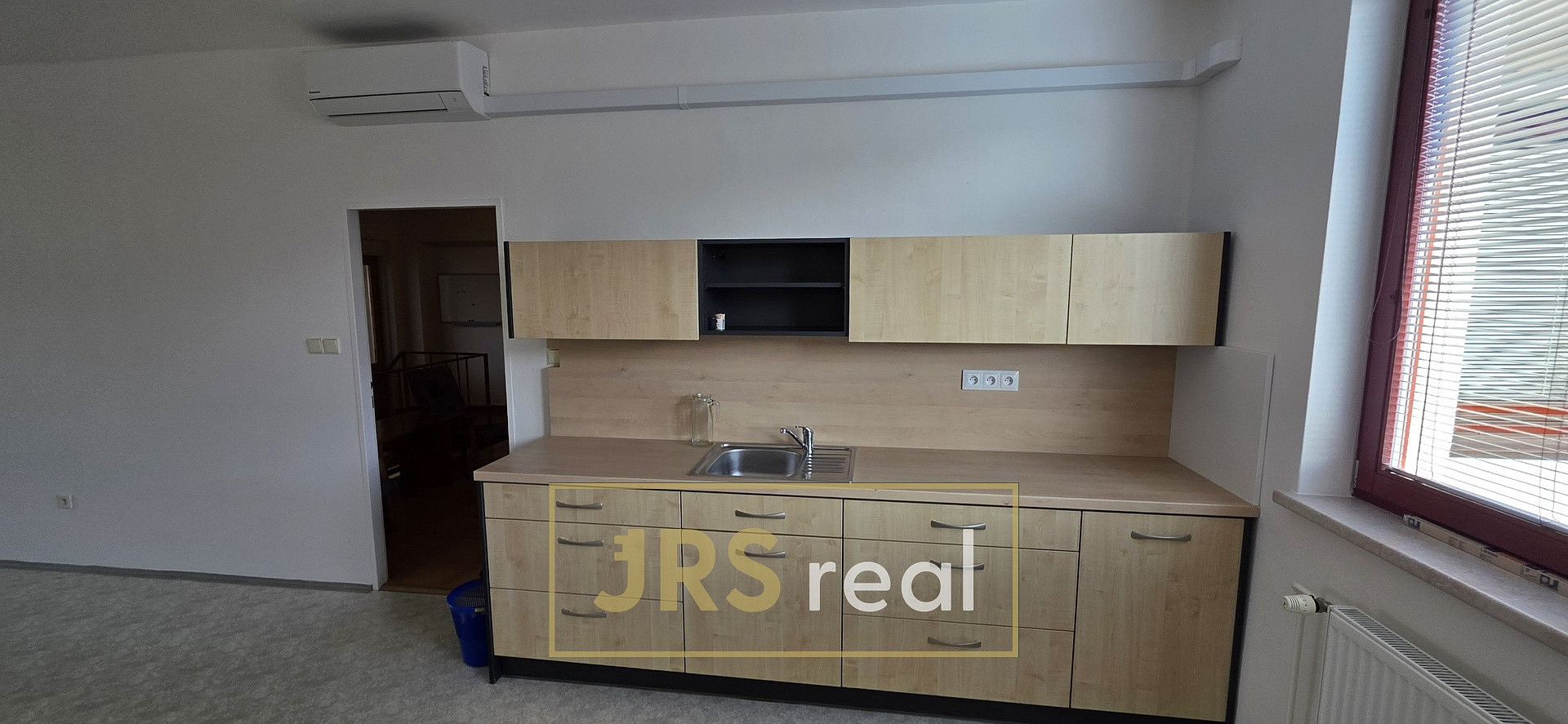 Pronájem kanceláře 34 m² – pohled 2
