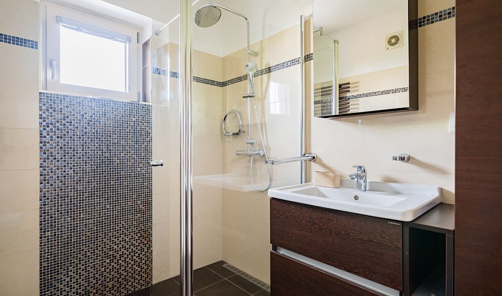 Prodej bytu 4+kk 93 m², Jinočany – náhled fotky 37