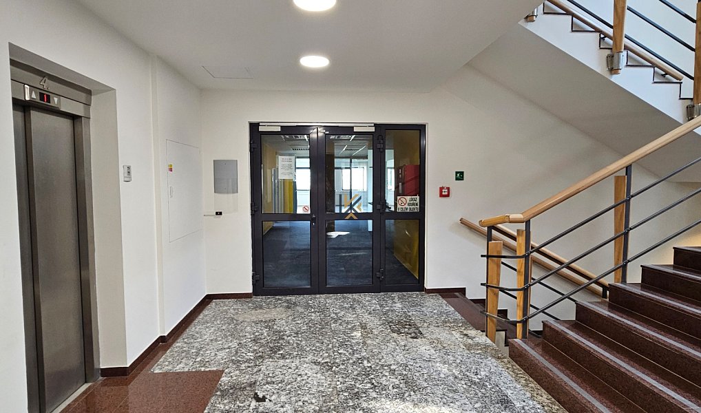 Pronájem kanceláře 555 m², Nupaky – náhled fotky 18