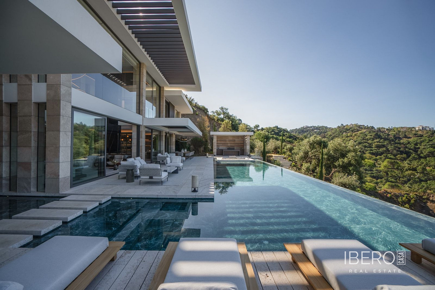 Prodej domu 1 517 m² s pozemkem 3 972 m²
