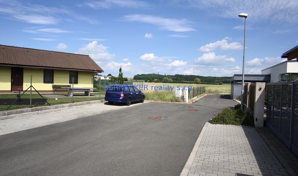 Prodej stavebního pozemku 694 m², Hradec Králové – náhled fotky 3
