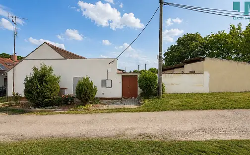 Zmodernizovaný rodinný dům 4+1 s pozemky 2.260 m2, Dyjákovice - Znojmo