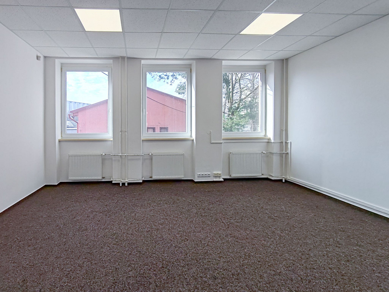 Pronájem kanceláře 102 m² – fotografie 3