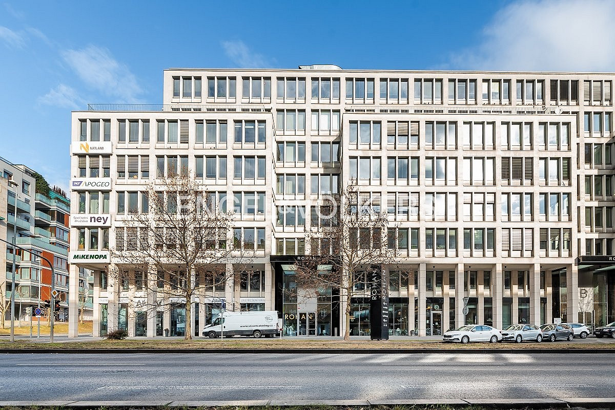 Pronájem kanceláře 553 m²