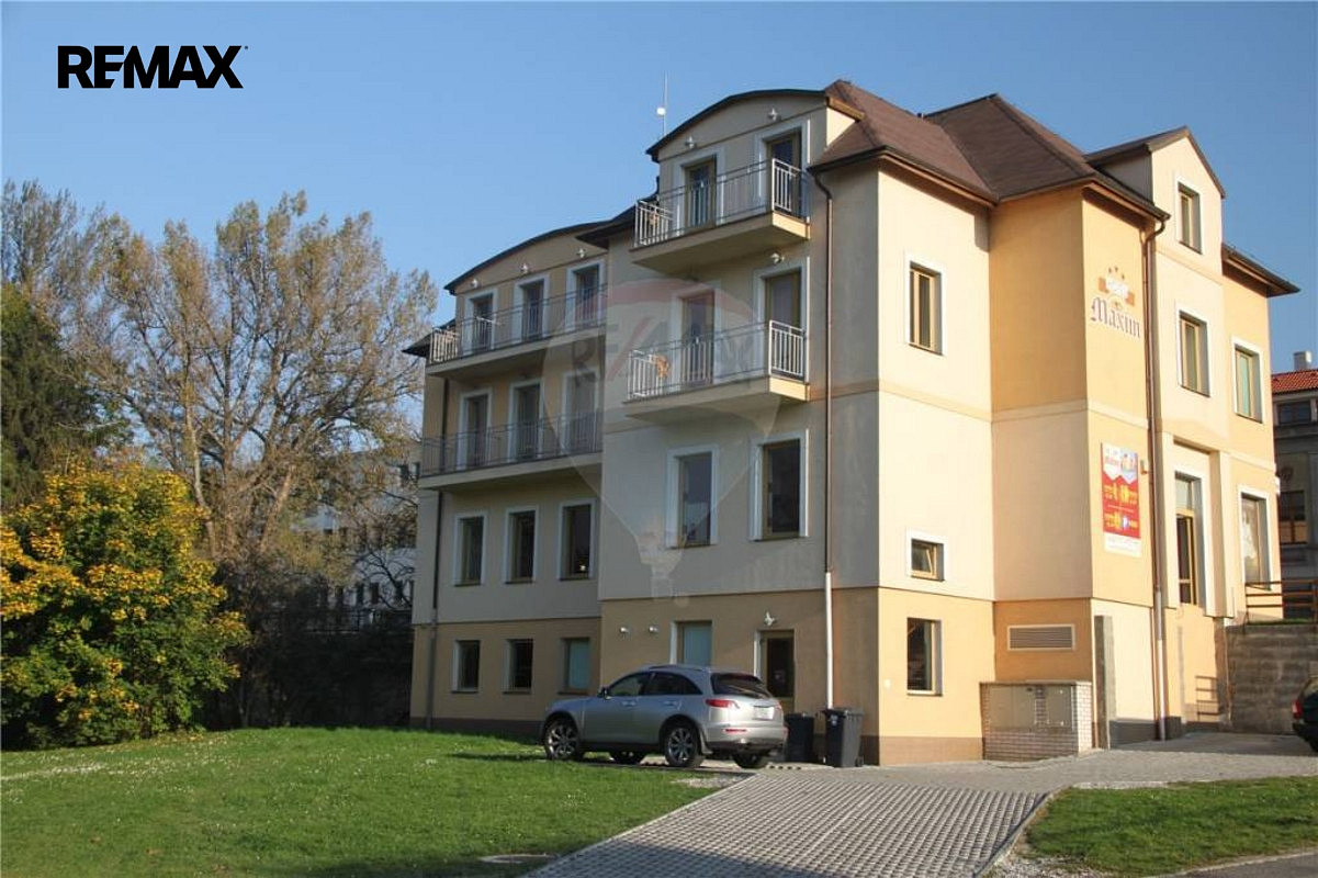 Commercial property, 847 m²