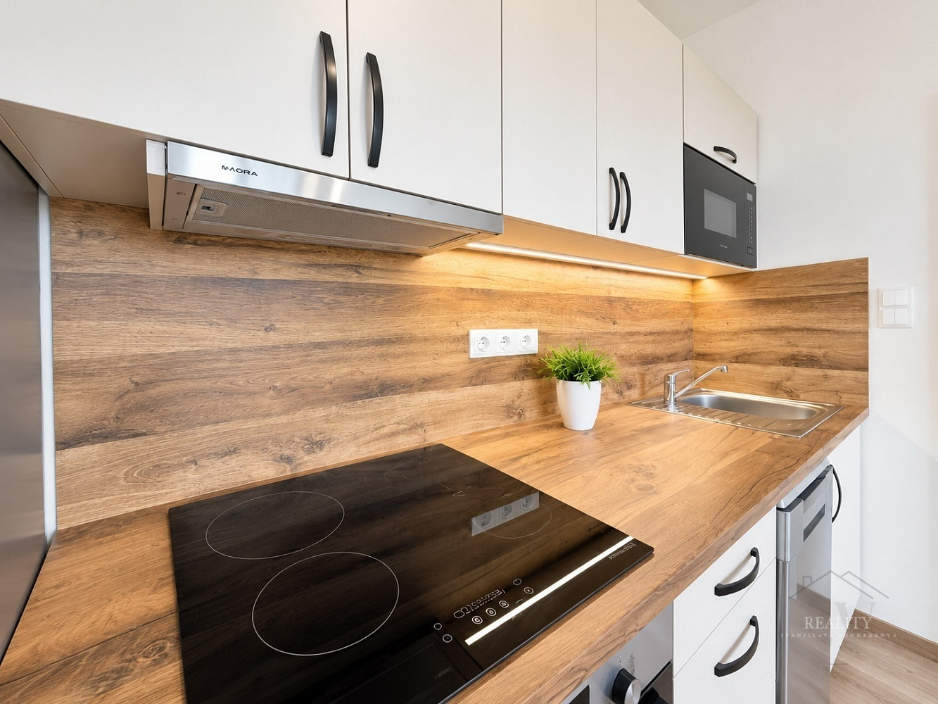 Pronájem bytu 2+kk 68 m² – fotografie 3