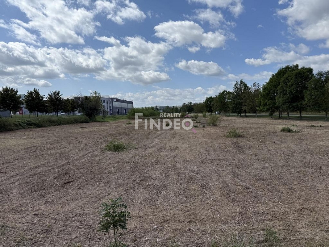 Prodej komerčního pozemku 5 601 m²
