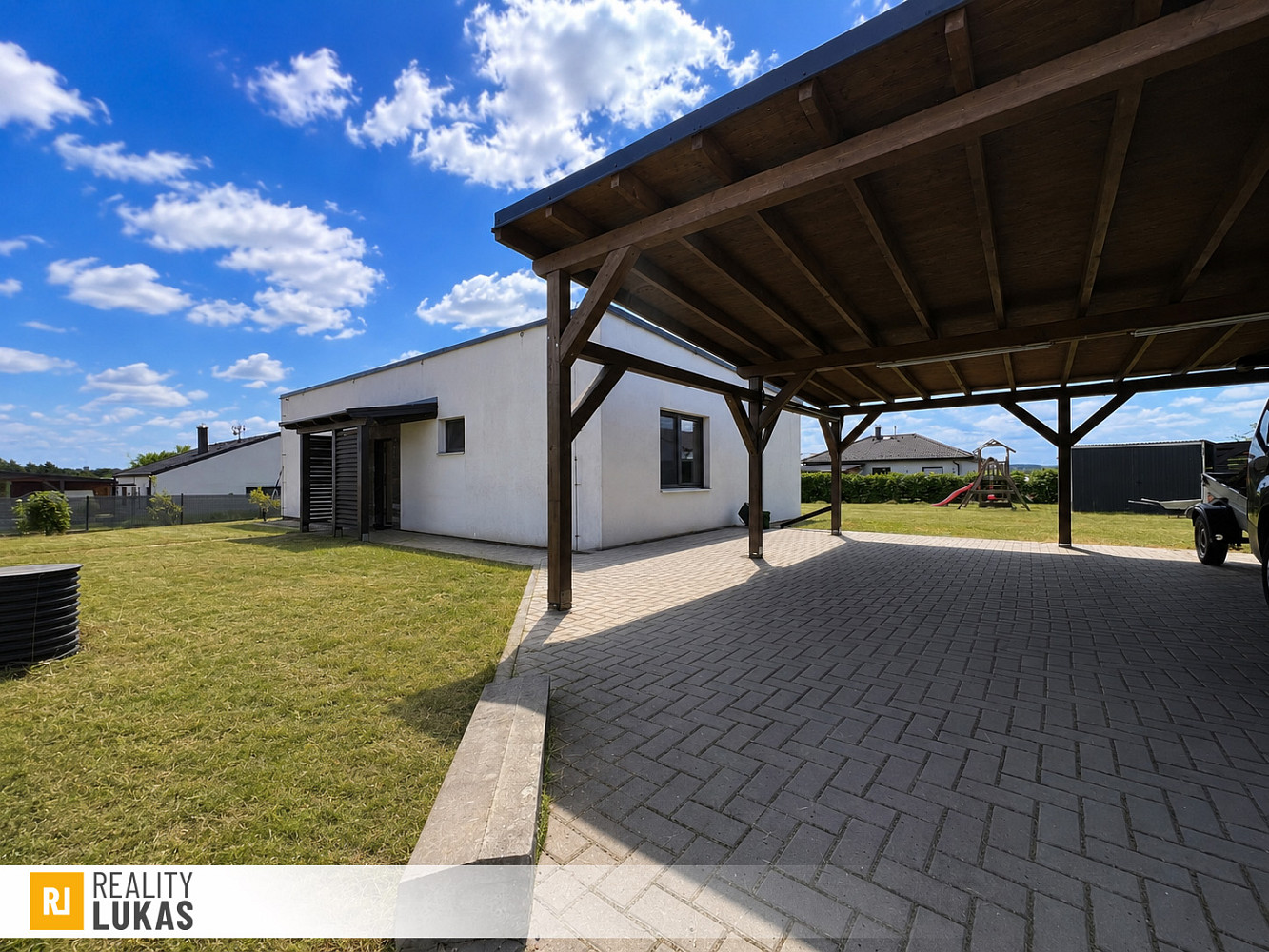 Pronájem domu 77 m² s pozemkem 1 037 m²