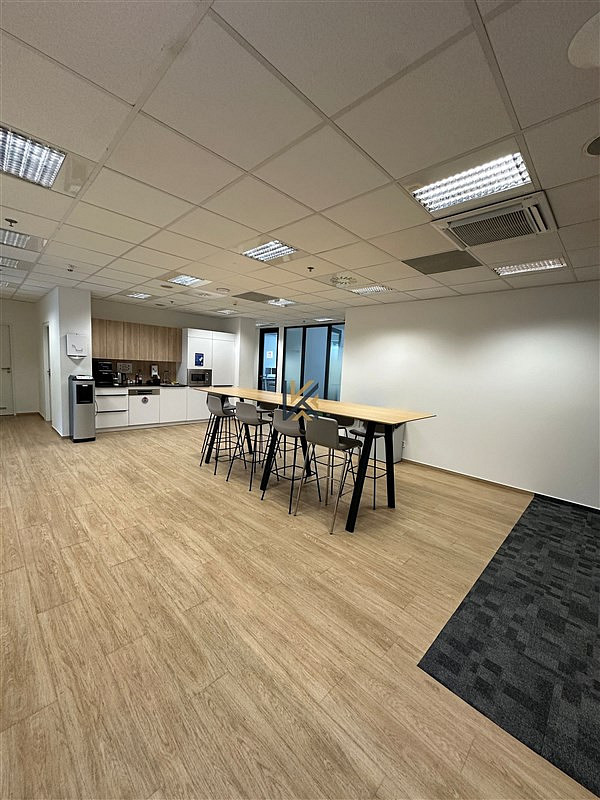 Pronájem kanceláře 234 m² — photo 2