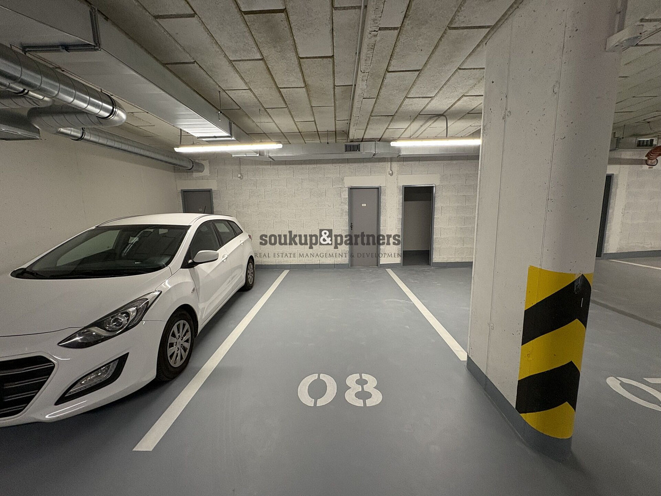 Garážové stání + uzamykatelný sklep, Praha 10 Pitkovice
