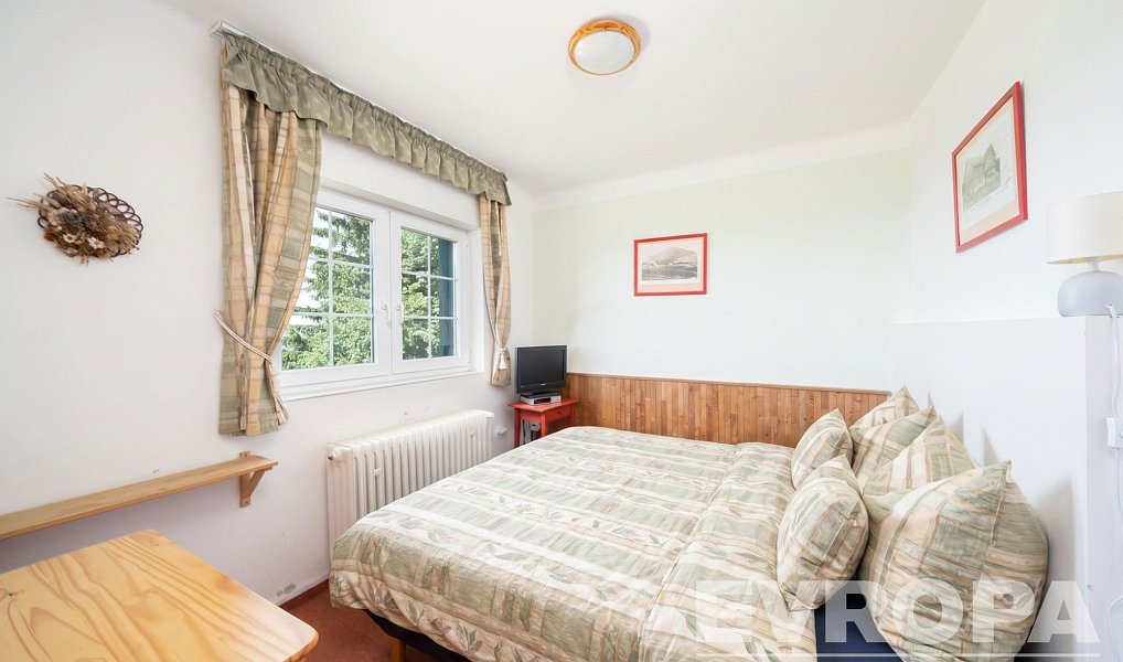 Prodej ubytovacího objektu 425 m², Benecko – náhled fotky 16