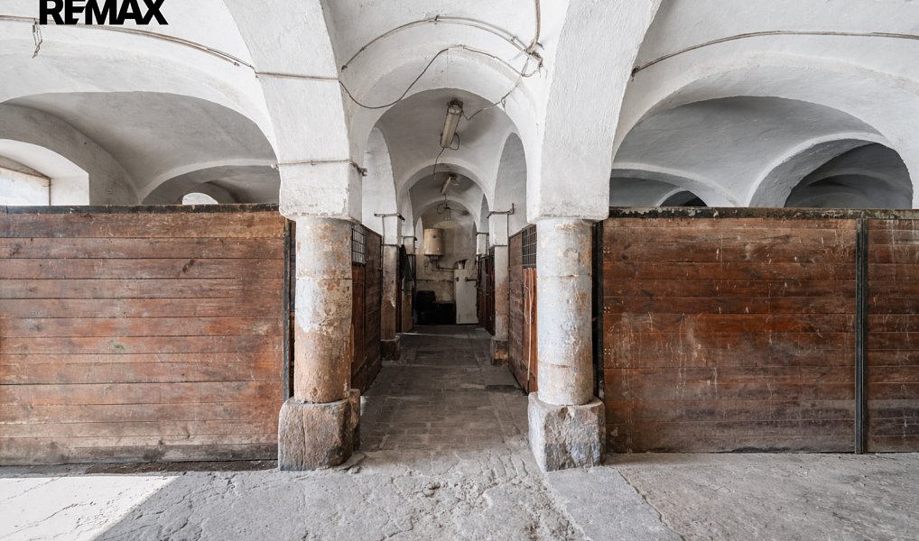 Prodej zemědělského objektu 951 m², Hluboké Dvory – náhled fotky 16