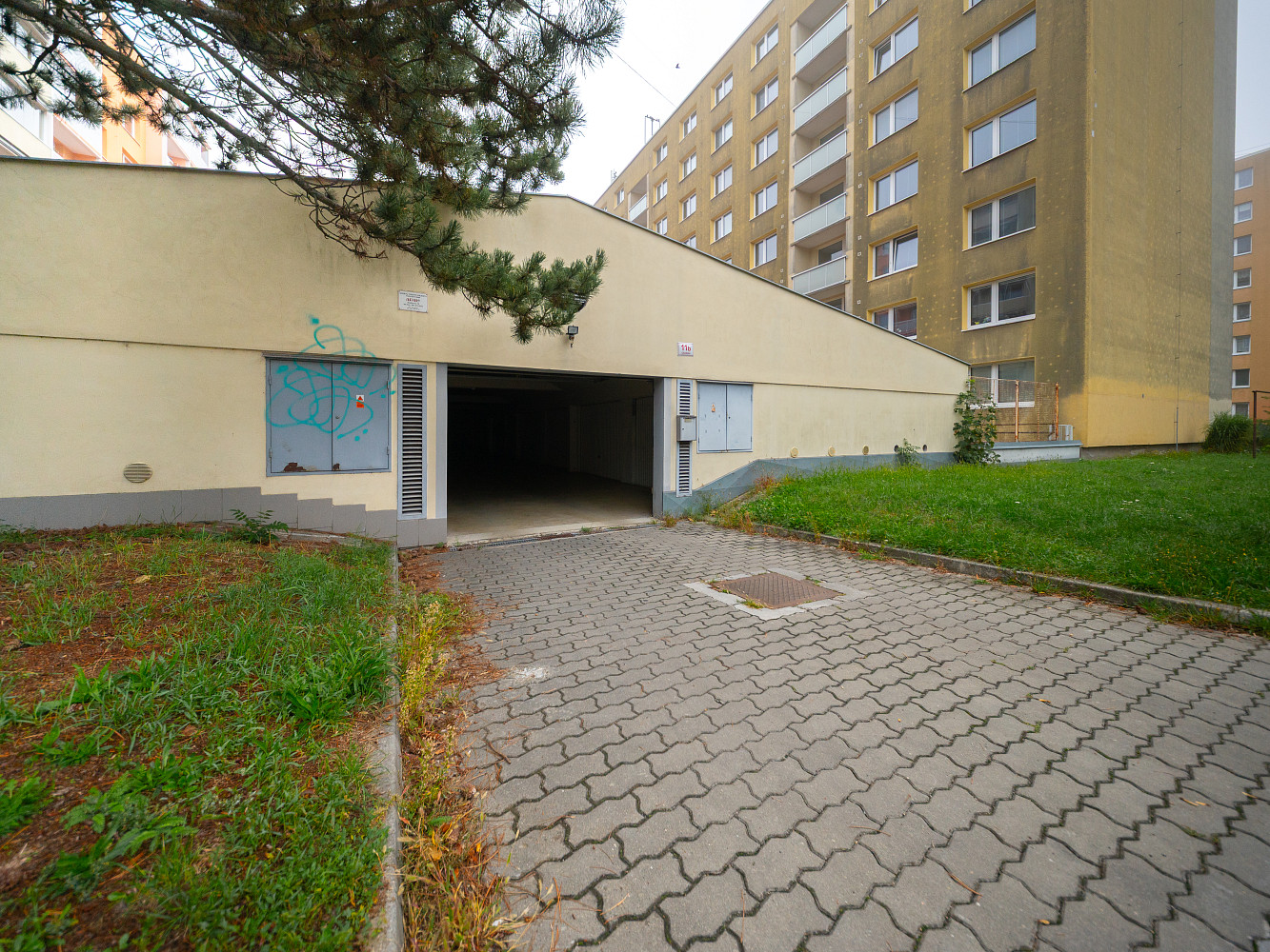 Garáž ve zděné budově s elektrickými vraty v Králově Poli