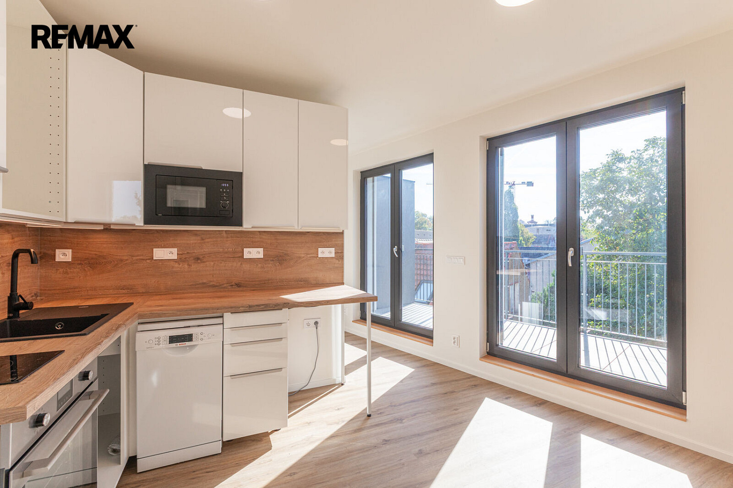 Pronájem bytu 1+kk 29 m² – fotografie 3