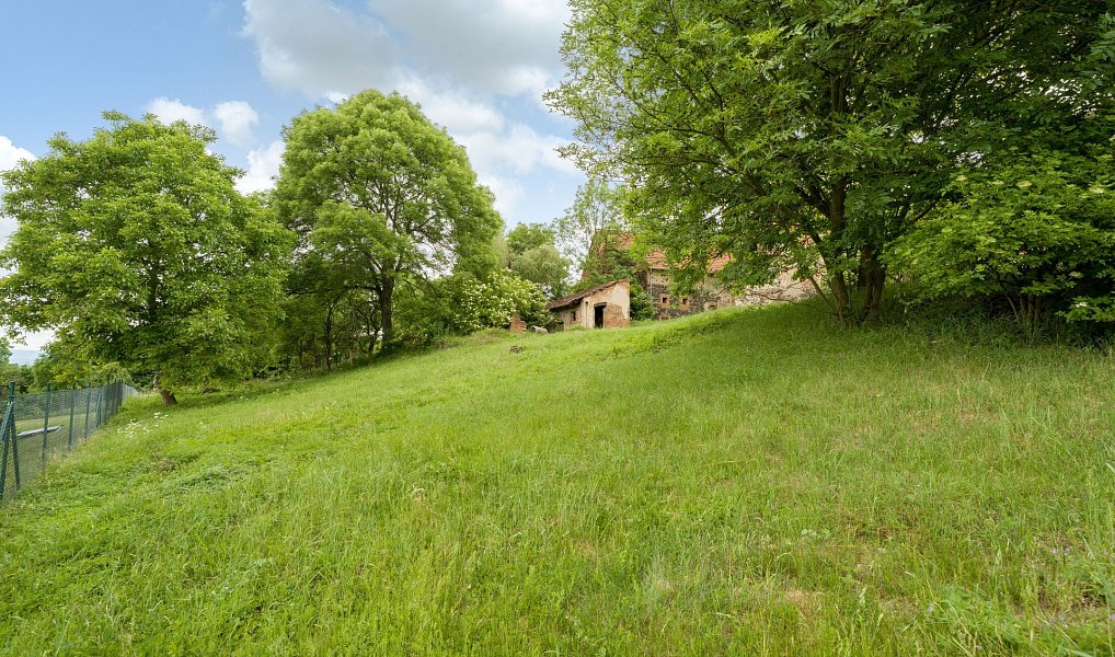 Prodej stavebního pozemku 1 516 m², Lukov – náhled fotky 3