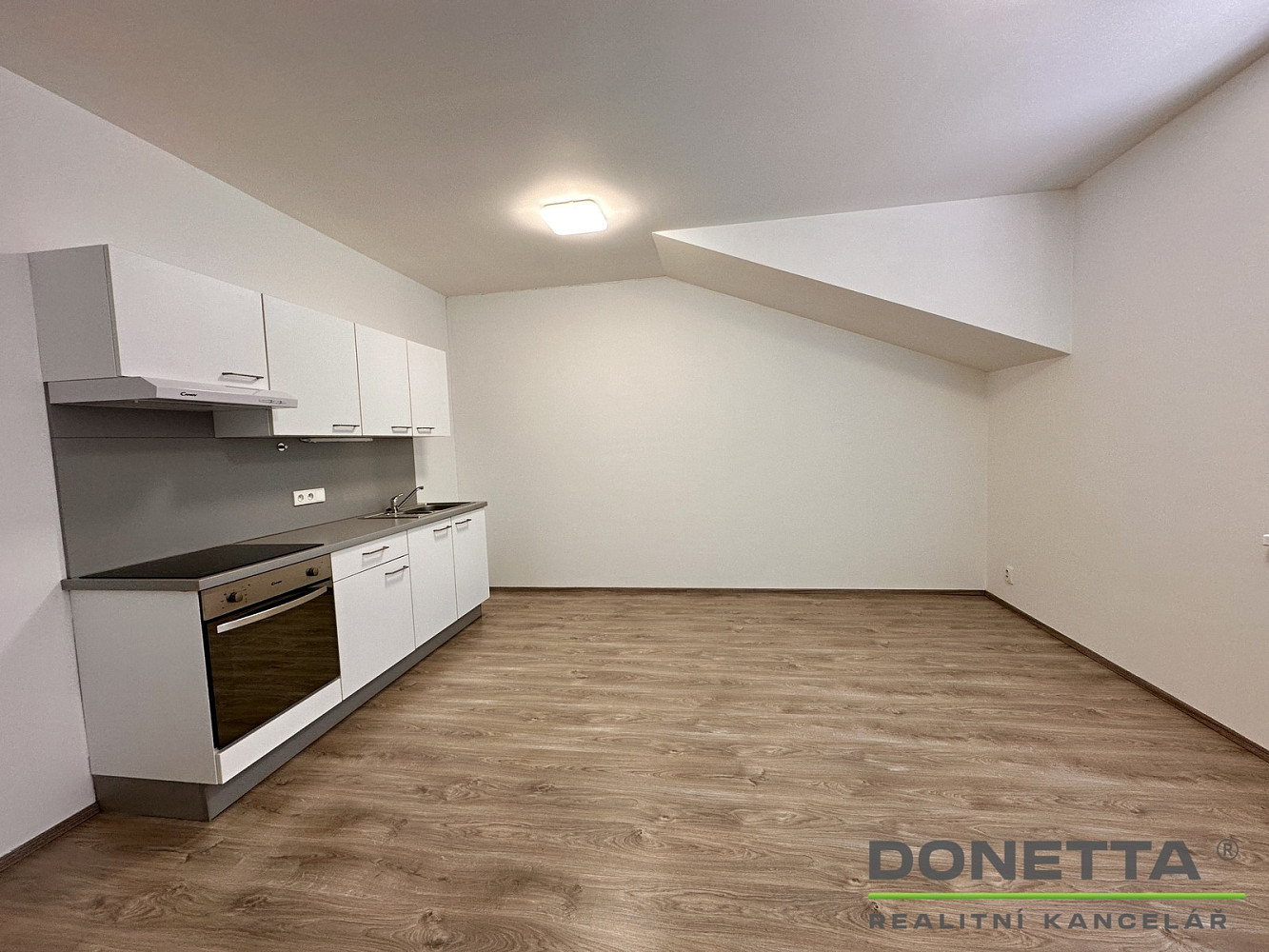 Pronájem bytu 1+kk 34 m² – pohled 2