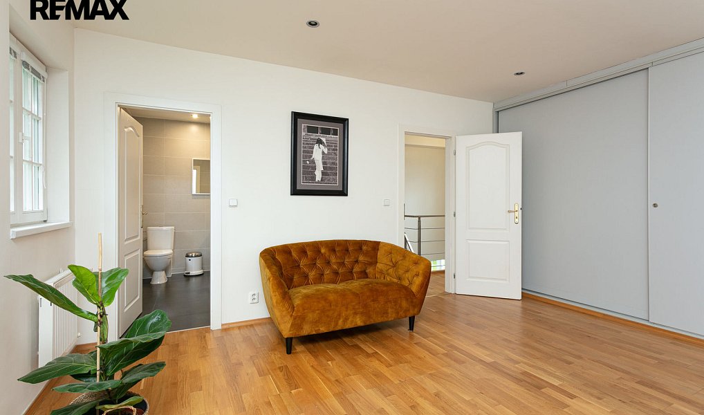 Pronájem domu 302 m² s pozemkem 737 m², Praha – náhled fotky 12