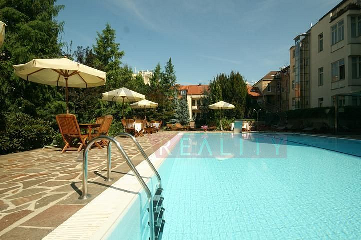 Garážové stání k pronájmu, italská ulice, praha 2 — photo 2