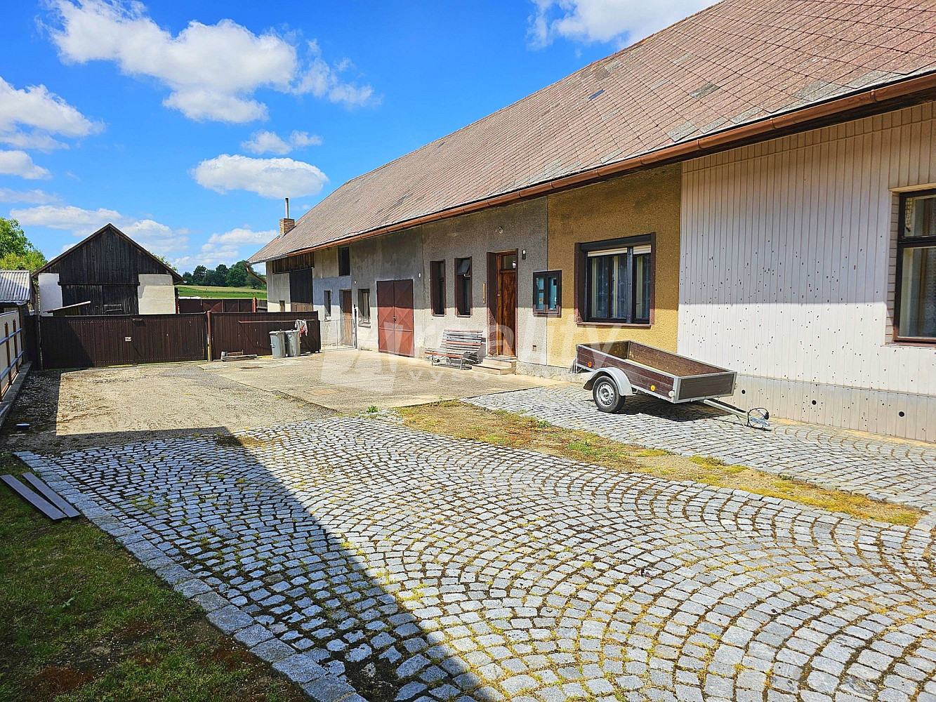 Prodej domu 310 m² s pozemkem 2 027 m² - Widok 2
