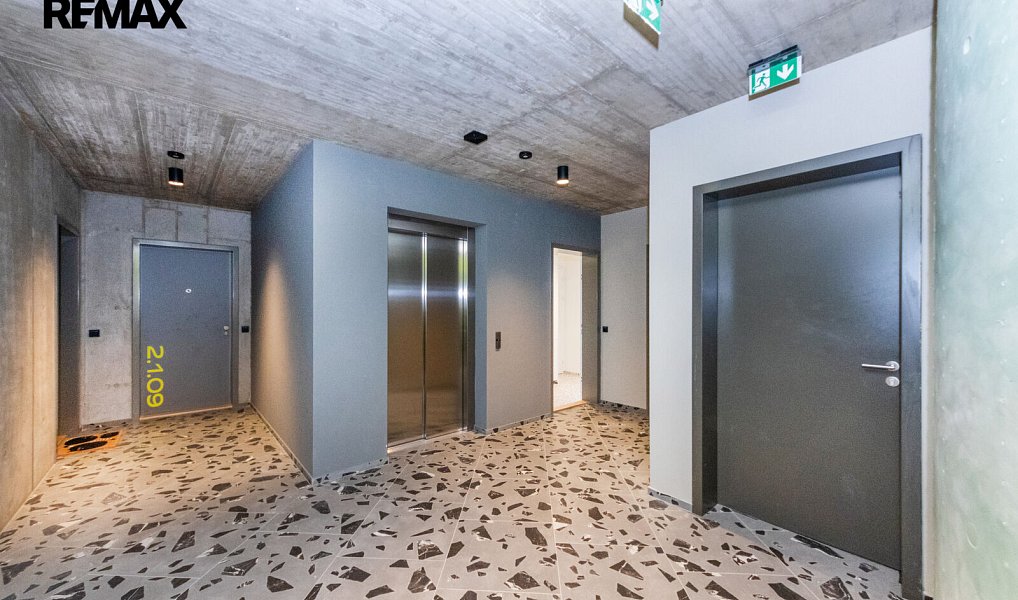 Pronájem bytu 1+kk 37 m², Praha – náhled fotky 16