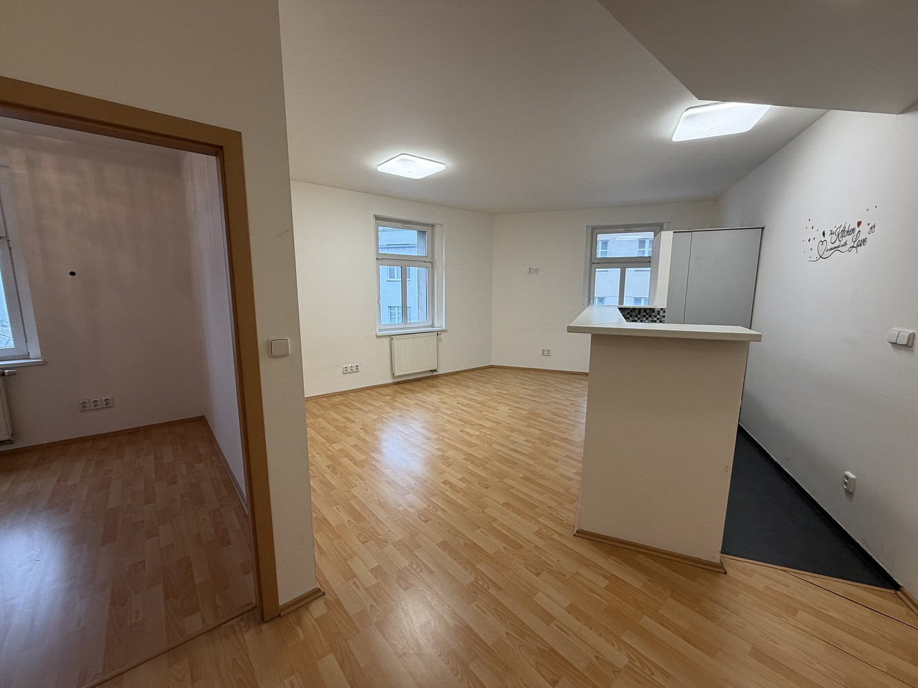 Pronájem kanceláře 69 m² — photo 3