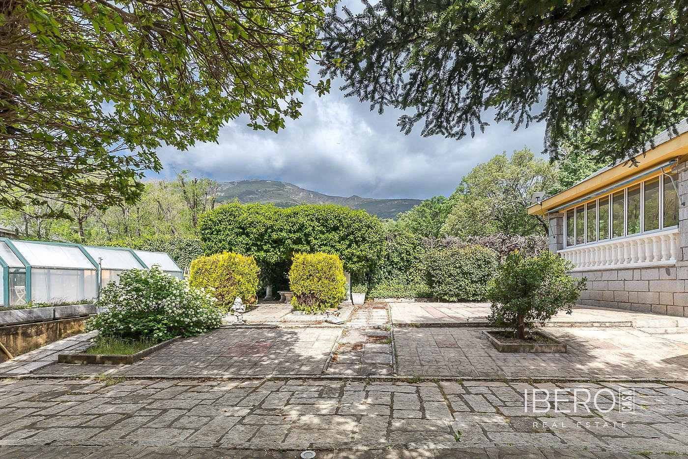 Prodej domu 1 651 m² s pozemkem 1 254 m²
