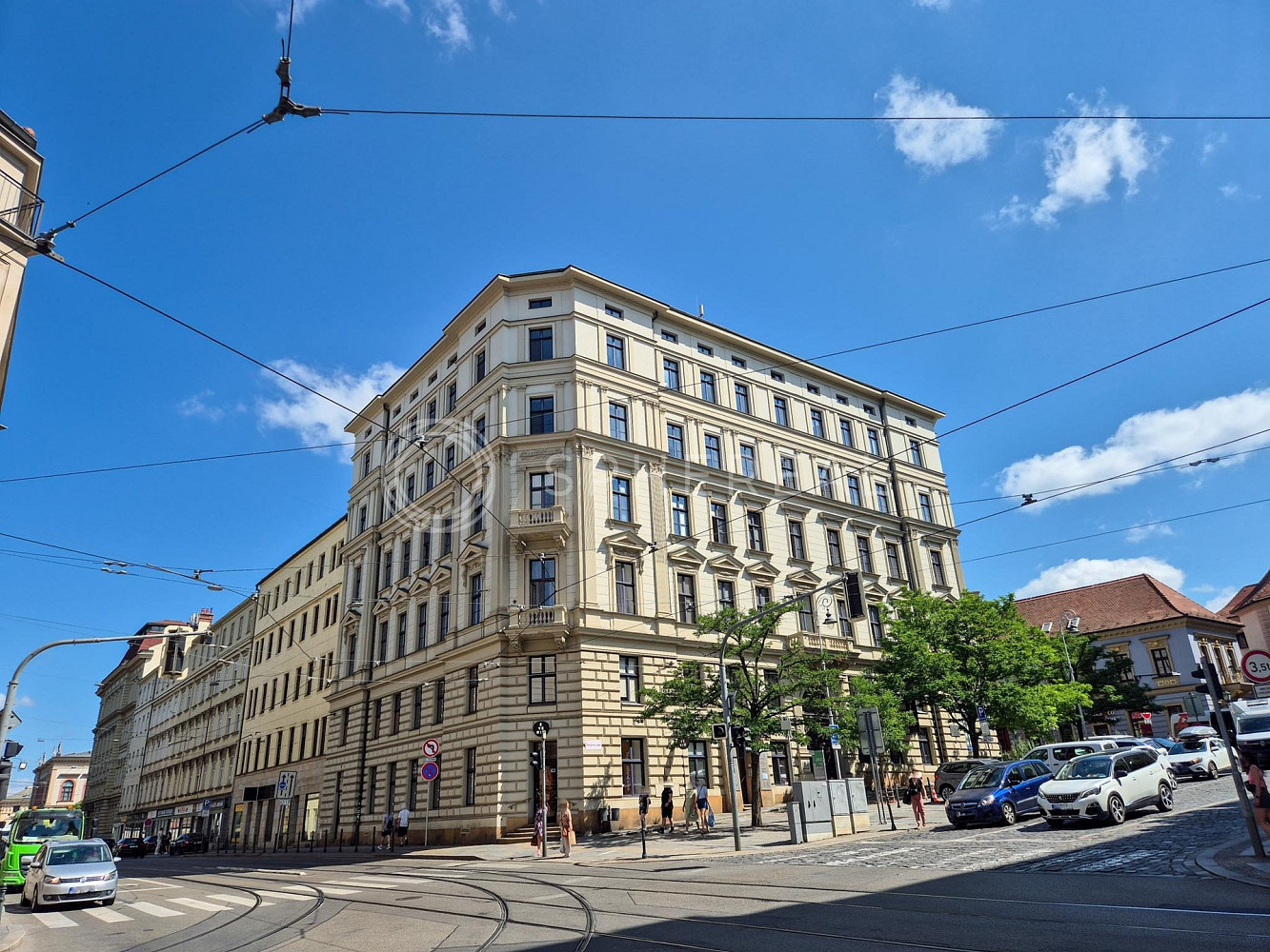 Pronájem kanceláře 528 m²