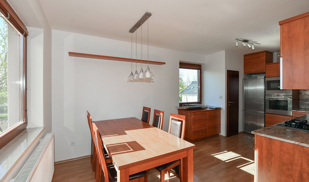 Prodej domu 270 m² s pozemkem 654 m², Jesenice – náhled fotky 5