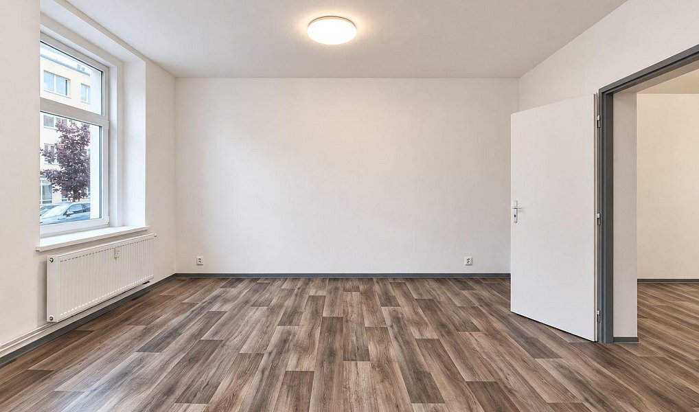 Pronájem bytu 1+1 45 m², Hrob – náhled fotky 3