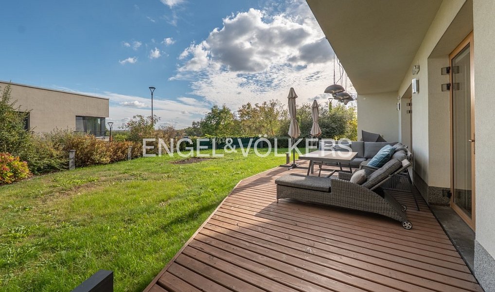 Pronájem domu 315 m² s pozemkem 1 493 m², Praha – náhled fotky 2