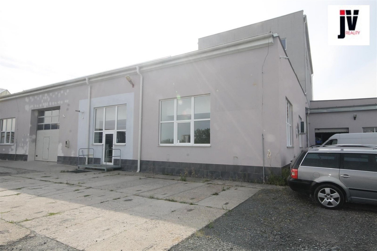 Pronájem skladovacích prostor 2 735 m²